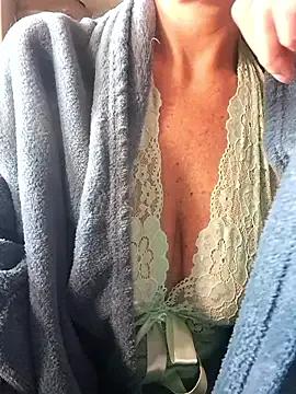 Michelle77_2024 from StripChat is Freechat