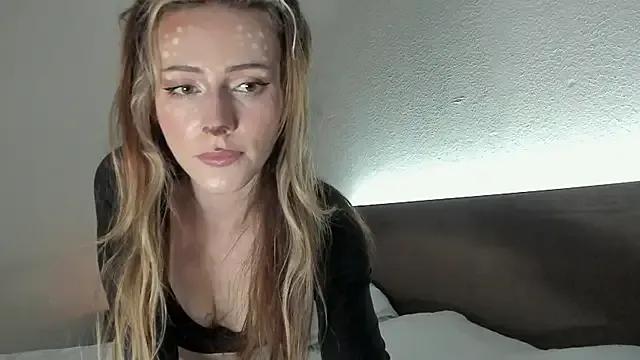 MilaDeLune from StripChat is Freechat