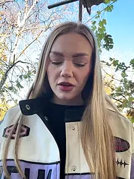 MilaMoone from StripChat is Freechat