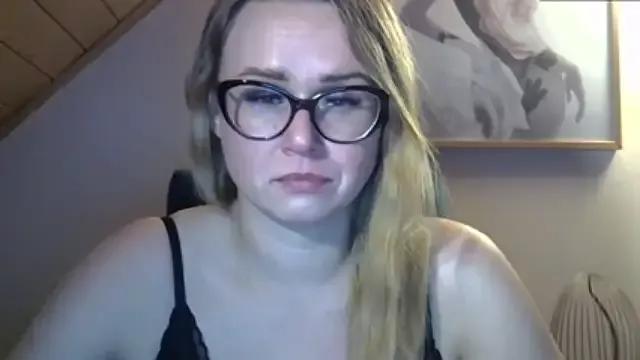 MilfKendra4U from StripChat