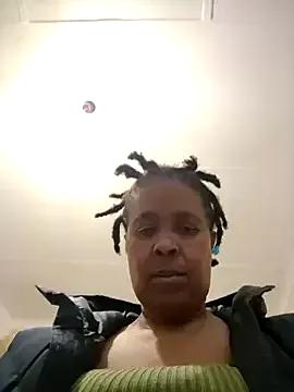 MilkBoobsxx82 from StripChat is Freechat