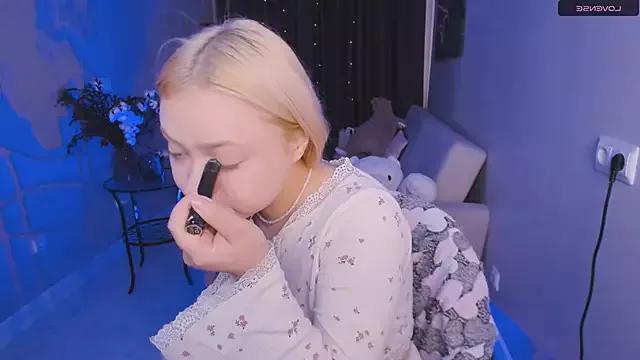Millie_Vanillie from StripChat is Freechat