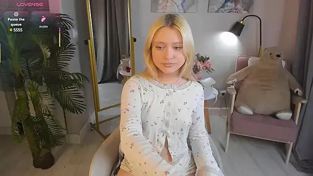 Millie_Vanillies from StripChat is Freechat
