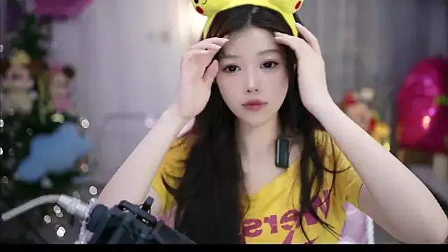 MinnieMoney from StripChat