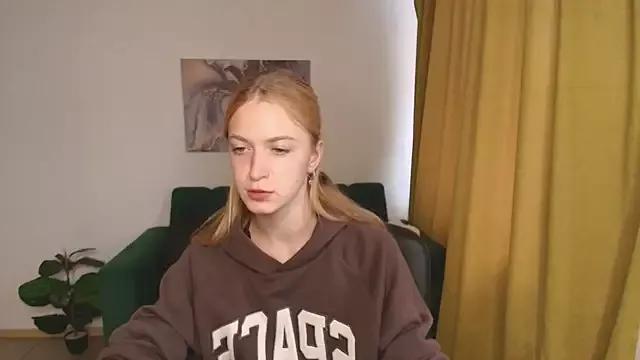 MirandaMayers from StripChat is Freechat