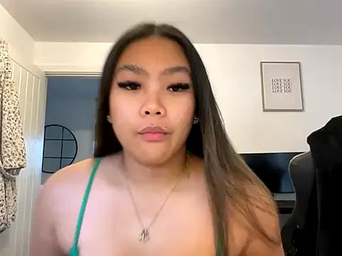 MissCherryyxox from StripChat is Freechat