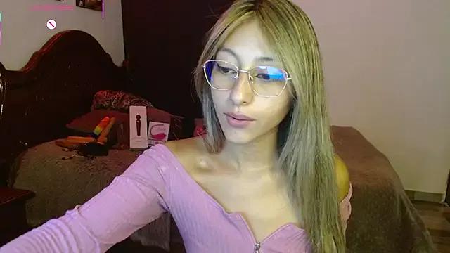 MissHoolly from StripChat is Freechat