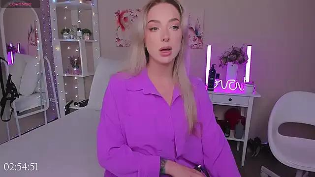 MissLisaX from StripChat is Freechat