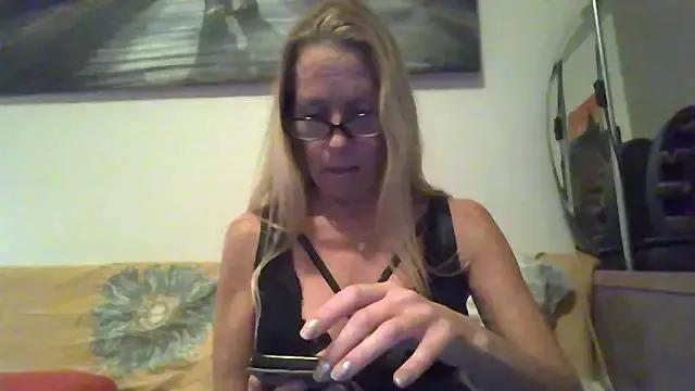 MISSLOTUS75 from StripChat