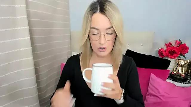 MollyFlowers from StripChat is Freechat
