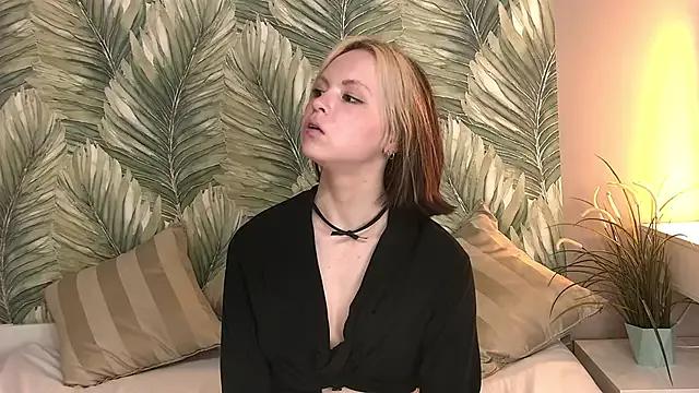 MollyHuntt from StripChat is Freechat