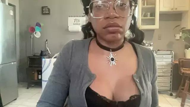 MommyConfident from StripChat