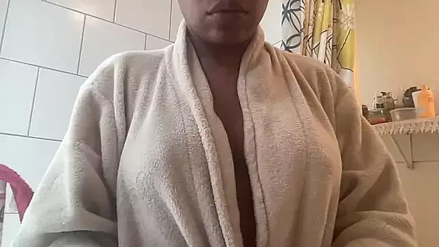 MommyConfident from StripChat