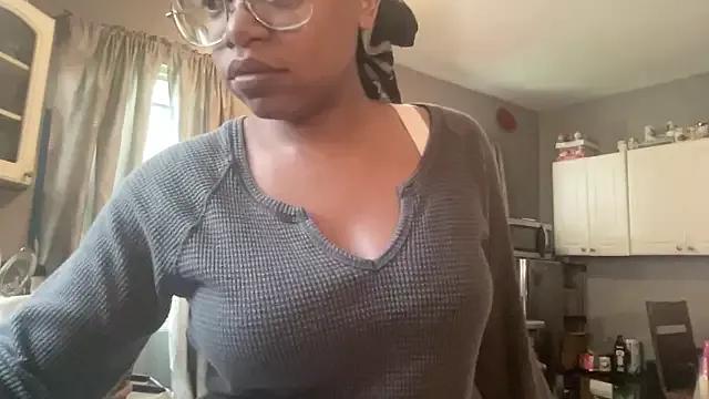 MommyConfident from StripChat