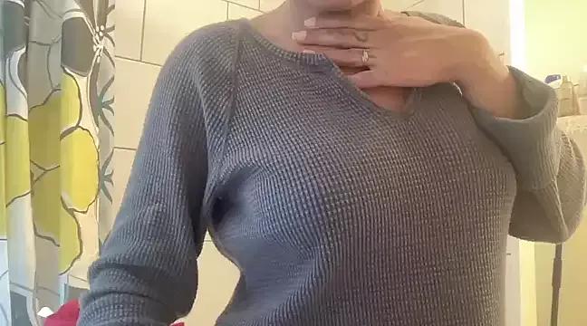 MommyConfident from StripChat