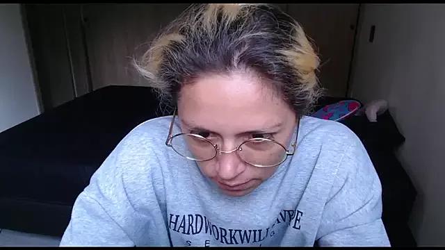 MommyMiaWs from StripChat