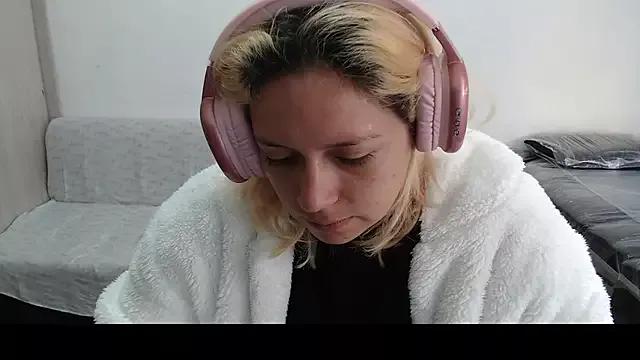 MommyMiaWs from StripChat