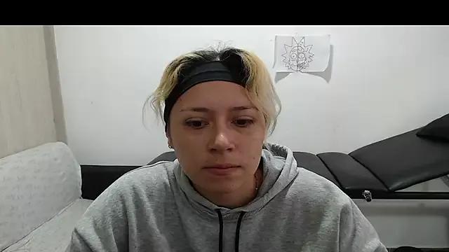 MommyMiaWs from StripChat