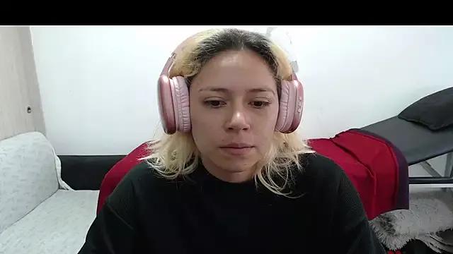 MommyMiaWs from StripChat
