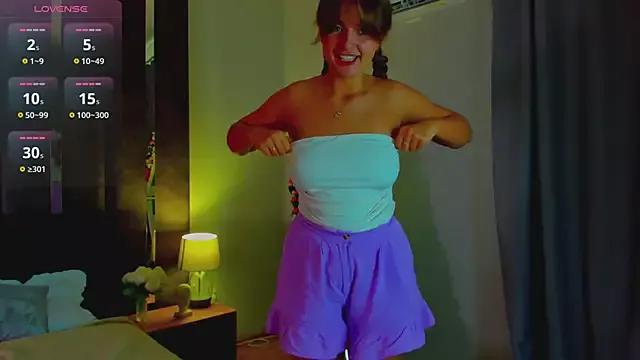 MonAmur from StripChat is Freechat