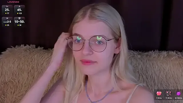 MonicaShiny from StripChat is Freechat