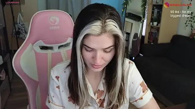 monikavenom from StripChat is Freechat