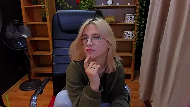 Moon13152 from StripChat