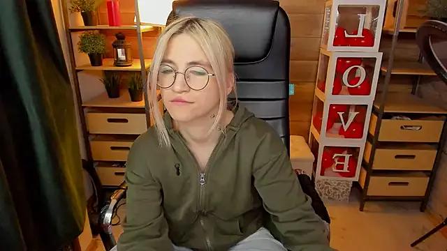 Moon13152 from StripChat