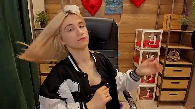 Moon13152 from StripChat