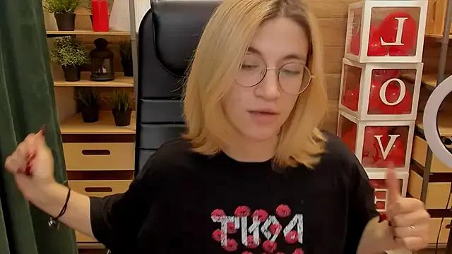 Moon13152 from StripChat