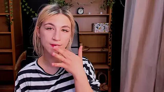 Moon13152 from StripChat is Freechat
