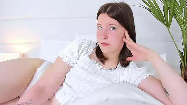 MoonAngelic from StripChat