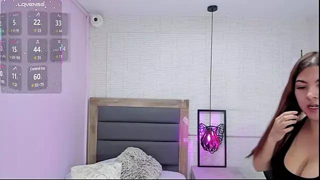 NAHOMIROSSE from StripChat is Freechat