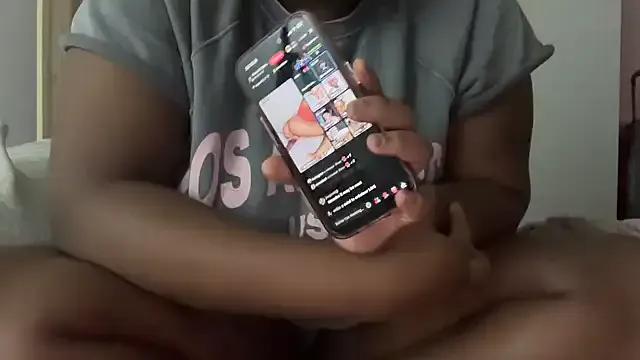 nanaisbackk from StripChat is Freechat