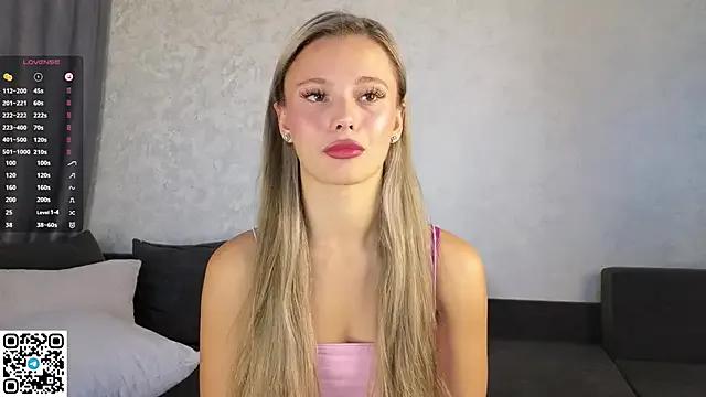 NaughtySeraphine from StripChat is Freechat