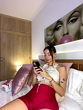 nicolleferragamo from StripChat is Freechat