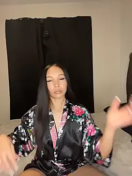 nikkiloveee on StripChat 