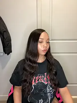 nikkiloveee on StripChat 