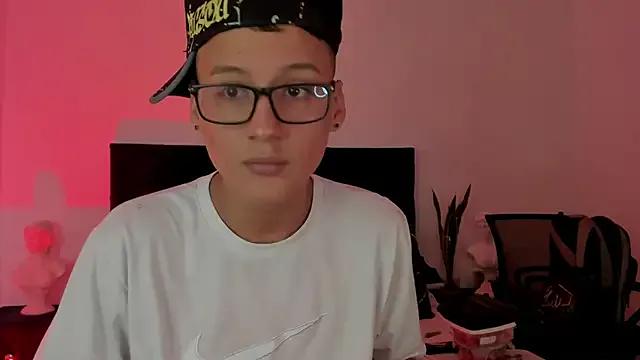 NoahLux from StripChat is Freechat