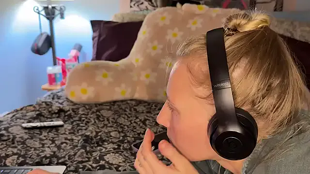 onlysunidreamss from StripChat is Freechat