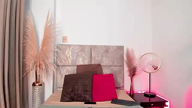 PaulinaWhitee from StripChat is Freechat
