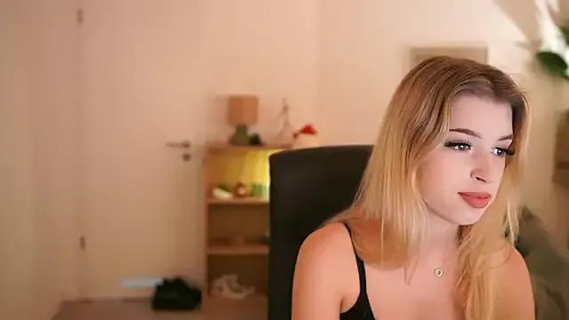 peachyliana from StripChat is Freechat