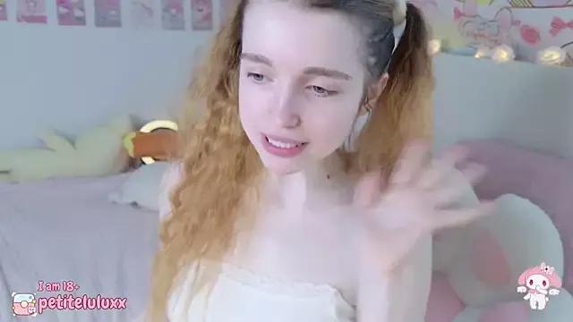 petiteluluxx from StripChat is Freechat