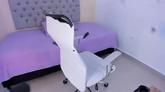 PhanieDoll from StripChat