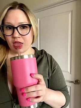 PiggyRose from StripChat