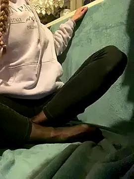 pleasedontpressaredburton from StripChat is Freechat