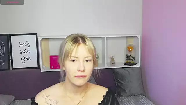 PollyMoores from StripChat is Freechat