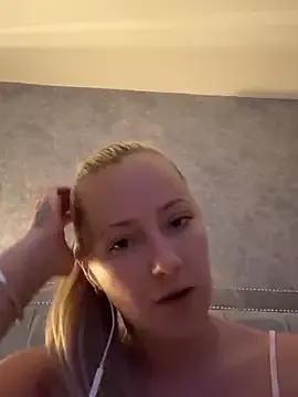 Pretty-Polly from StripChat is Freechat