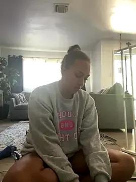 prettylildes from StripChat is Freechat