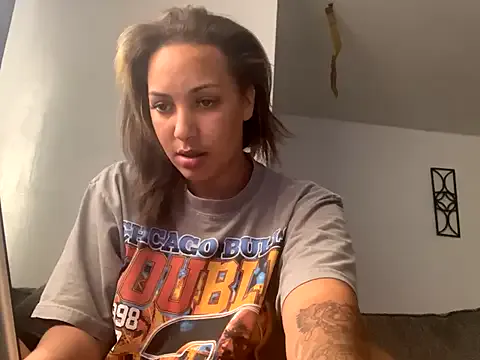 prettylildes from StripChat is Freechat